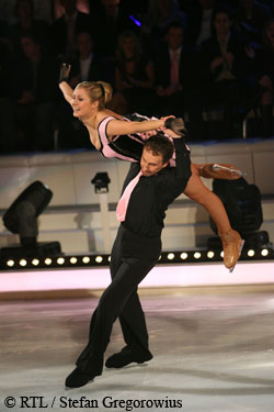 Ruth Moschner & Carl Briggs in Dancing on Ice. Copyright: RTL / Stefan Gregorowius